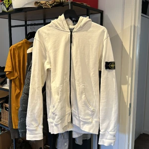 Stone Island Zip Up Hoodie  - Stone Island Zip Up Hoodie i bra skick, saknar bara snören till luvan. Storlek L passar M. Äldre modell Stone Island och har därav ingen qr kod. Nypris 3800kr mitt pris 1100kr! Tveka inte på att skriva vid frågor eller funderingar, över 50 refs finns