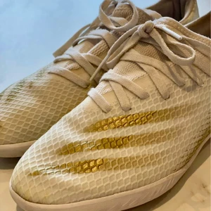 Adidas inomhus - Skor för inomhusidrott, innebandy, fotboll osv. Märke: Adidas Storlek 37 (37,1/3) 
