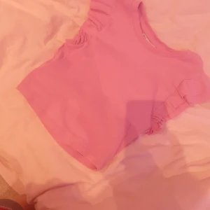 Zara Tröja  - I st S. Säljer för att den kommer inte till användning. Väldigt gullig till sommarn.