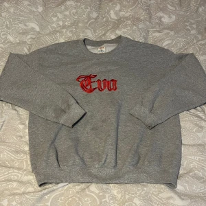 Eva skateboards sweatshirt M - Grå Eva sweater i stolek M