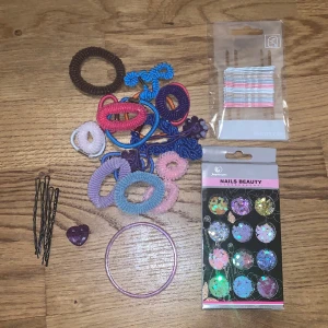 Hårsnoddar, hårnålar, armband och nagelpaljetter  - Ett set med blandade tofsar, nya oöppnad hårnålar och nya oöppnad nagelpaljetter 