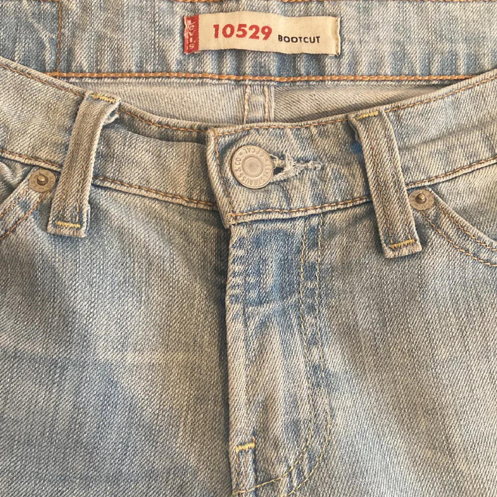 Ett par jättesnygga jeans från Levis! Dem är lågmidjade och bootcut 💗 Köpta längesen så tror inte det går att få tag på men superbra skick 💗 Priset går att diskutera men kontakta privat 💗💗 . Jeans & Byxor.
