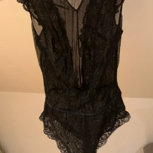 Svart spets body  - Storlek S🖤