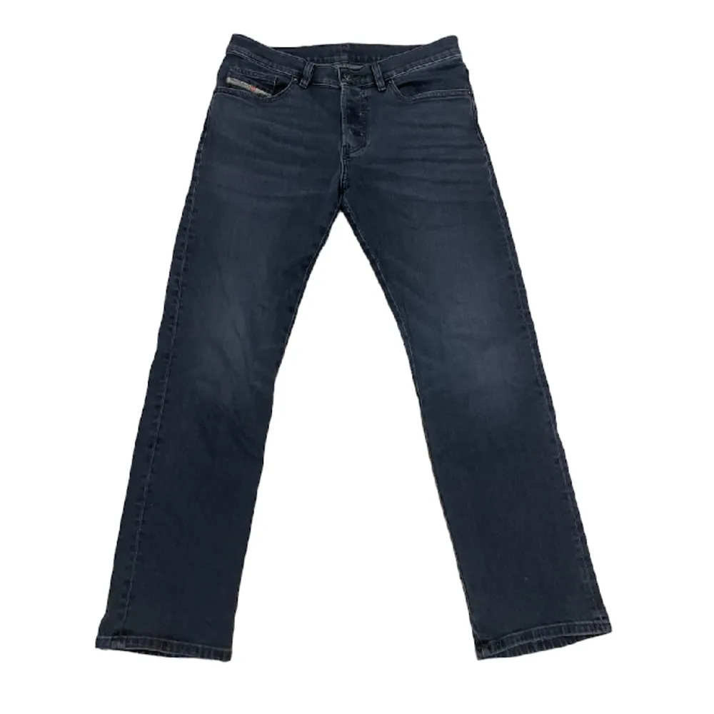 Grå diesel jeans i jättebra skick, sitter rakt i passformen. Jeans & Byxor.