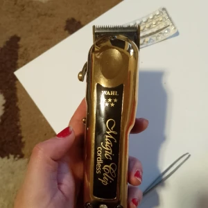 Helt oanvänd frisör trimmer. Värd i affär 3300 säljer den för 177 - Den trimmer är salongs trimmer. Nypris 2700