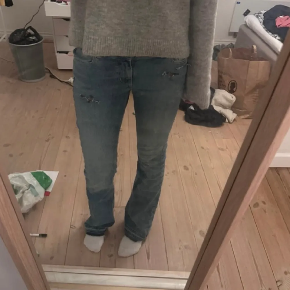 Köpta på Vinted men tyvärr för stora och var även lite för långa på mig som är 168 cm. Annars jätte fina low Waits bootcut jeans🙌🏼. Jeans & Byxor.