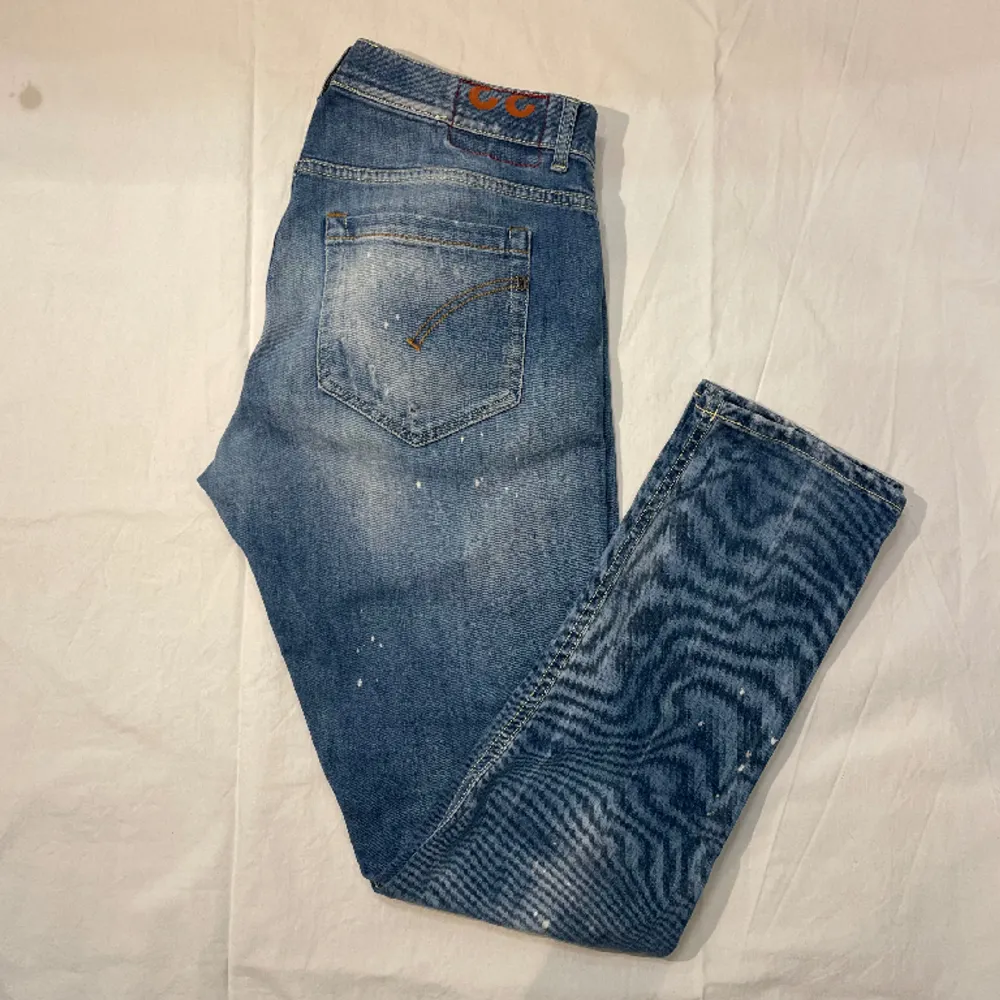 Hej, Säljer nu mina snygga jeans från dondup. Modellen heter george och de är i storlek 33. Slitningen på jeansen är en del av designen och ska vara så. Jag på bilden är 178cm och väger 70kg,(DE ÄR LITE STORA).Nypris runt 3200, Hör av er vid fågor. 🙌🏻. Jeans & Byxor.