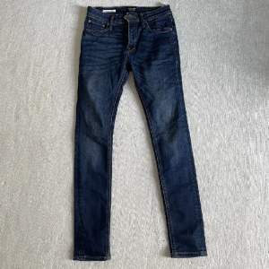 Säljer nu mina jeans från jack and jones, jeans bär modelen liam, vilket är skinny/slim, 9/10 inga defekter, mitt pris 300 kr, om du har några funderingar skriv bara 💪