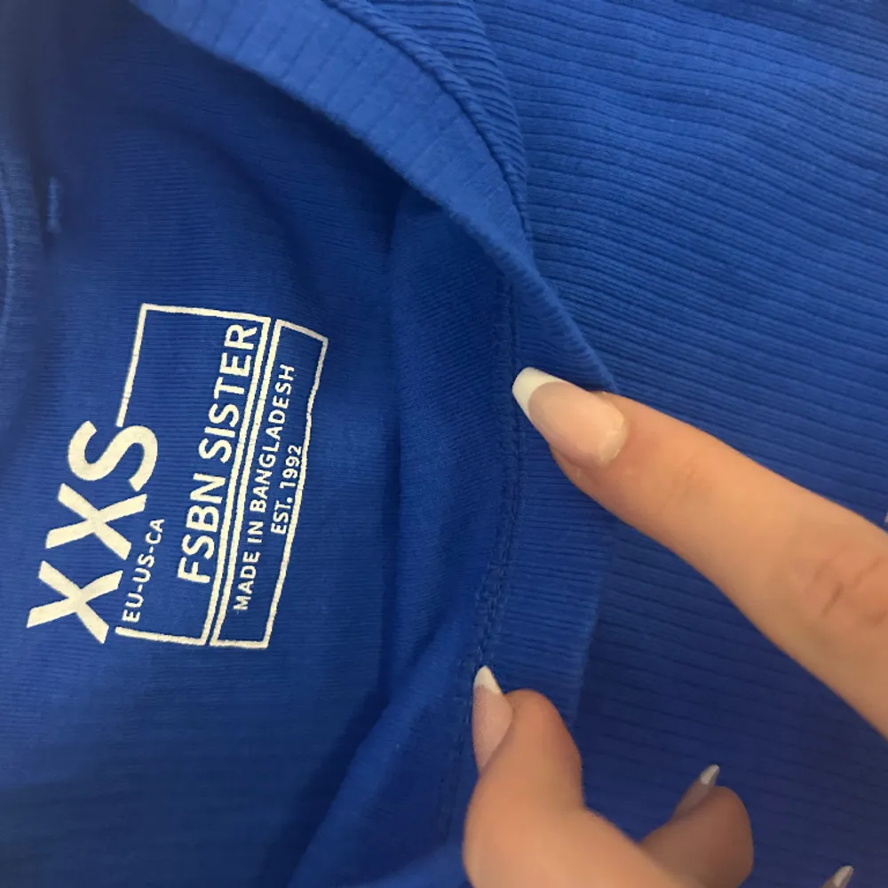 Super snygg tröja i blå köpt för 79kr i storlek xxs . T-shirts.