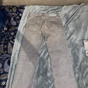 Hej!  Jag säljer ett par riktigt feta relaxed straight G-star jeans i ljusgrå färg. Byxorna ä har varit på ett par gånger bara så skicket är 9/10. (Byxorna är ljusare i verkligheten) Nypris: 1499kr