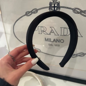 Diadem  - 2 så fina diadem i silke, svart och vitt. 