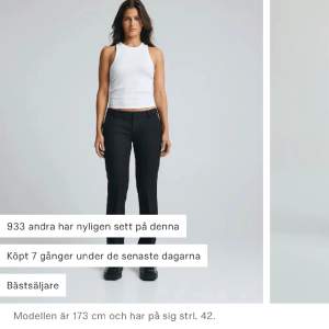 Säljer dessa slutsålda kostymbyxor med slits från bikbok i strl 36 då de inte kommer till användning längre, bra skick! Skriv privat för fler bilder💓300kr och sen frakt till plick🤗