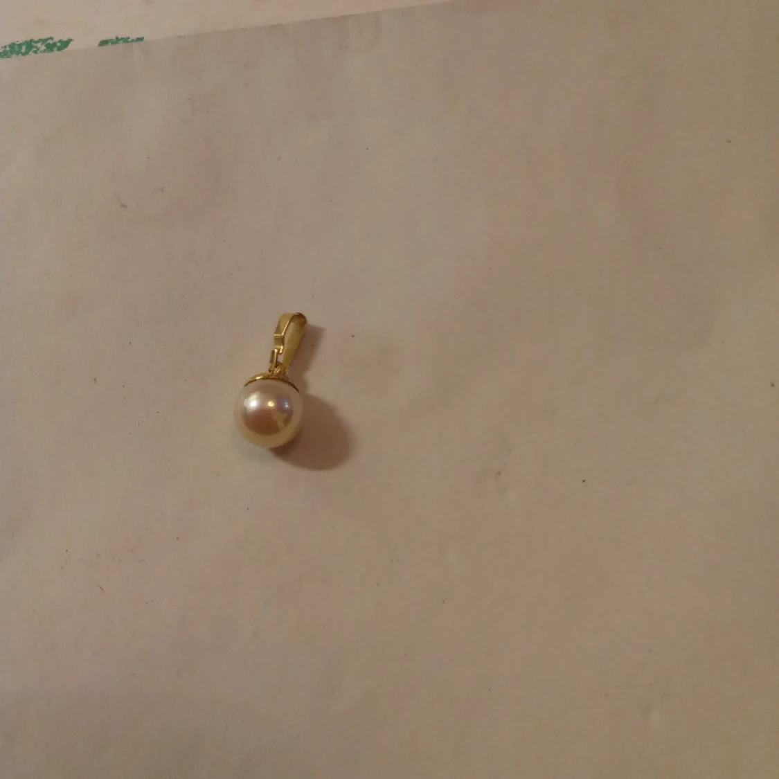 Hänge med vit pärla guldfärgad .