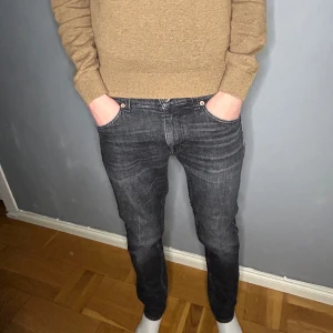 Tiger of Sweden Jeans - Tjena säljer nu ett par svarta tiger of Sweden jeans i storlek 28/32 för endast 459kr! Skick 9/10. Modellen är 179 och bär oftast 28/30. Nypris ca 1400.