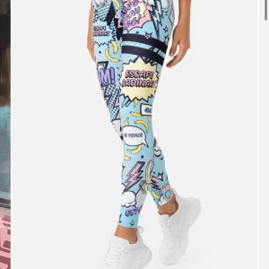 Stronger tights  - Säljer mina stronger tights då det aldrig kommer till användning. Är i bra skick, storlekslappen är dock borta annars ser de ut som nya. Hör av er om ni vill ha mer bilder eller om ni har frågor🩵🩵