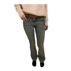 Lågmidjade jeans - Lågmidjade jeans,  Midjemått: 37 cm Innerbenslängd: 80