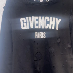 givenchy paris hoodie - bra skick knappt använt för att den sitter för liten för mig kvitto finns ej. snörena i luvan har jag tappat bort  2000kr pris kan diskuteras ny pris ca 10 000kr