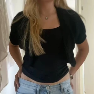 Stickad Bolero - Mycket bra skick. Köpt på sellpy men från h&m. Den har lite skimmer i tyget. Passar strl M men även S