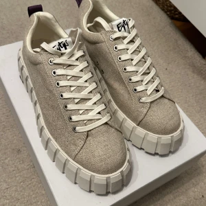 Nya Eytys Odessa Beige (45) - Hej,   Säljer ett par nya och oanvända Eytys Odessa Beige / Raw Linen i storlek 45. Kommer med låda och båda skosnören (bredare och smalare variant, se bild). Kan levereras eller upphämtas i Stockholm enligt överenskommelse.   / Ludvig