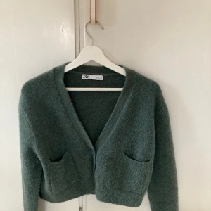 Kofta - Sjukt snygg kofta, som inte passar längre. Bra kvalité, två små fickor, och knappar så man kan stänga den. 😍 Det är bara att skicka om du vill se hur den ser ut på🤗 