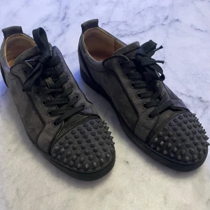 Christian Louboutin junior spike Grå - Säljer nu minna gråa loubs i Stl 42,5 men passar upp till 43,5 . Skick 8-10. Retail 9-11.000 mitt pris 4999 kr. Byten kan vara intressant, i skor Stl 43 och kläder M-L.
