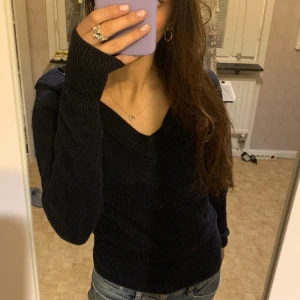 Mörkblå stickad tröja  - Söt tröja från Veromoda som inte jag får användning av längre💕Använt ganska mycket men den har inga defekter alls! 