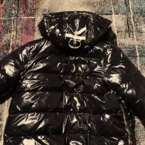 Ck jacka  - En bra jacka som jag köpte för 3300kr för ungefär 3 mårnadesen. Bra men använtskick. Tyvär satt den inte så bra på mig där av jag säljer den. Priset är lågt för jag vill sälja den så snabbt som möjligt 