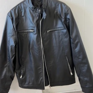 Läderjacka i toppskick - Riktigt snygg läderjacka, vet ej vilket märke det är men finns inga tecken på användning. Säljer för att den är för stor för mig