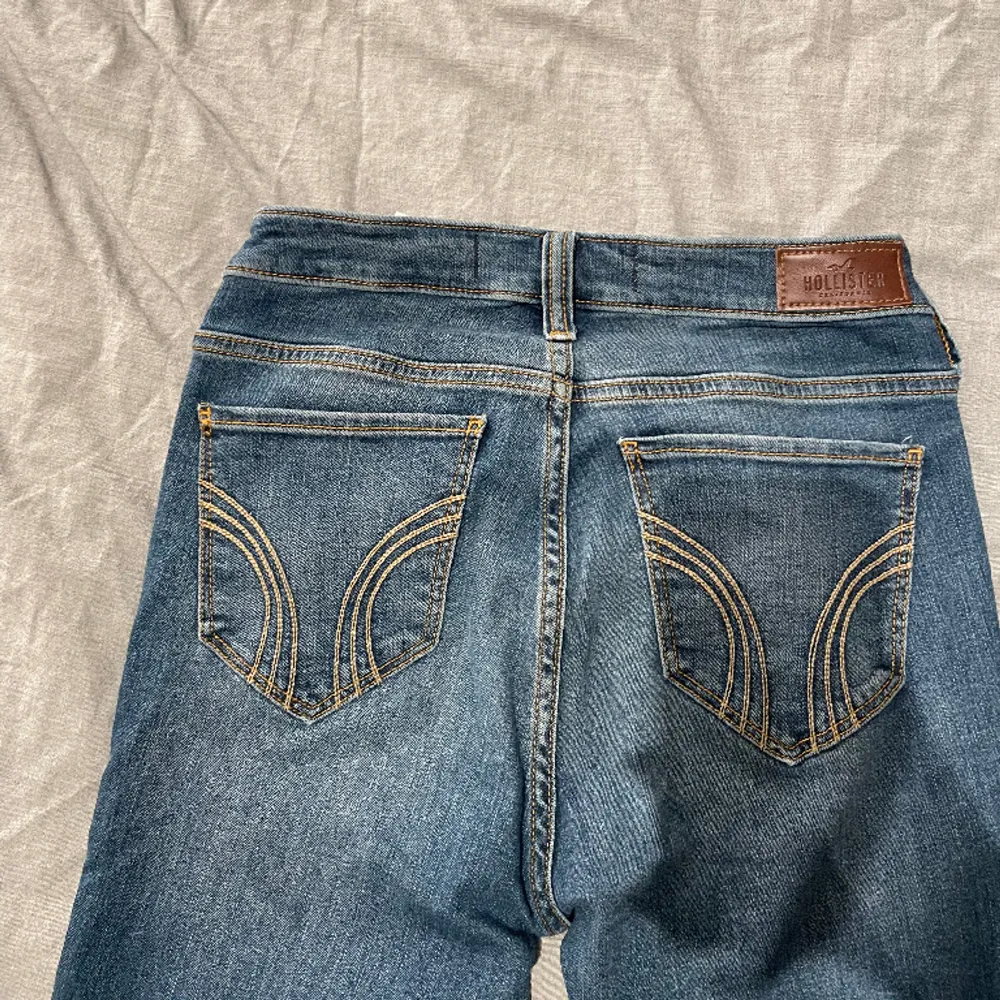 Jeans ifrån hollister i storlek W26 L32. Jeansen är midwaist och bootcut med fina fickor. Inga större skador. Säljer dem eftersom dem ej kom till användning då dem var för stora för mig 💗 hör av er för mer info!. Jeans & Byxor.
