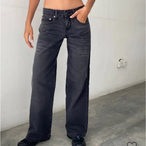 Motel rocks jeans - Säljer de här super trendiga (av en anledning) motel rocks low rise parallel jeansen då de var för korta för mig som är 178cm! Helt oanvända med lapp kvar men det var alldeles för krångligt att returnera de pga förseningar och extra avgifter💕