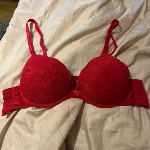 Röd bh  - Säljs då den inte passar? I bra skick. Storlek 85B 