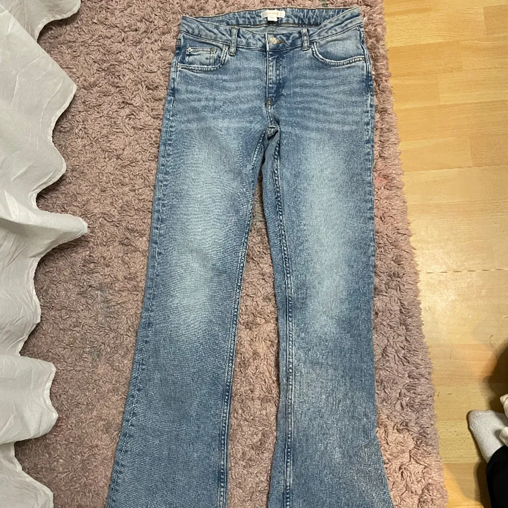 Säljer nu mina blåa jeans ifrån Gina tricot Young i storlek 158. Nypris 299.95 och säljer för 75 kr!. Jeans & Byxor.