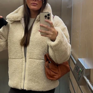 Teddy jacka - Så fin och varm Teddy jacka från NA-KD i jätte bra skick 💕 oversized modell. Köptes för 1000kr