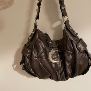 Guess väska - Är i superfint skick! Flera fack och rymmer mycket, skriv priv vid frågor💓💓