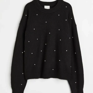 Sticksd tröja - Säljer nu min svarta stickade från HM då den inte kommer till användning. Bra skick och i strl XS men passar också S. Säljs för endast 100kr💗