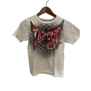 Tapout t shirt - Jättefin tapout t shirt🥳 fint tryck å backprint🤔 är dock ganska liten men kan passa fint som babytee eller vanlig beroende på din storlek🙆‍♂️🕺skriv för mått!! pris diskuterbart🤫🧏‍♂️ kolla min profil för mer liknande😄