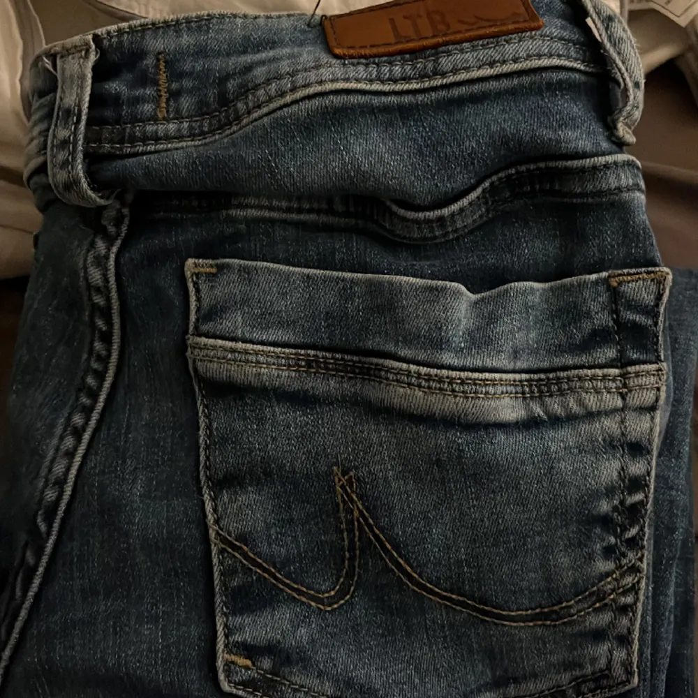 Säljer dessa skitsnygga Low Waist Ltb jeansen pågrund av att jag tycker de är för låga för mig💕 köpt för 699 och säljer för 400. Inga defekter 💕storlek 27/30. Köparen står för frakten. Kan mötas upp.. Jeans & Byxor.