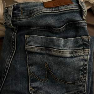 Säljer dessa skitsnygga Low Waist Ltb jeansen pågrund av att jag tycker de är för låga för mig💕 köpt för 699 och säljer för 400. Inga defekter 💕storlek 27/30. Köparen står för frakten. Kan mötas upp.