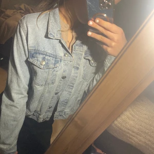 Jeans jacka  - Jätte fin i bra skick men kommer inte till användning därav så billigt pris