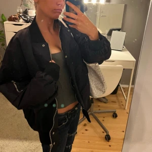 Bomberjacka ✌🏽 - Mörkblå bomberjacka från Zara i strl XS 😊🙌🏽 Den är längre i ryggen i modellen. Använd fåtal gånger. Köparen står för frakten. 