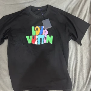 Lv t-shirt - Lv t-shirt i storlek M, helt nytt skicka då den inte är använd. Lappen är även kvar på tröjan.