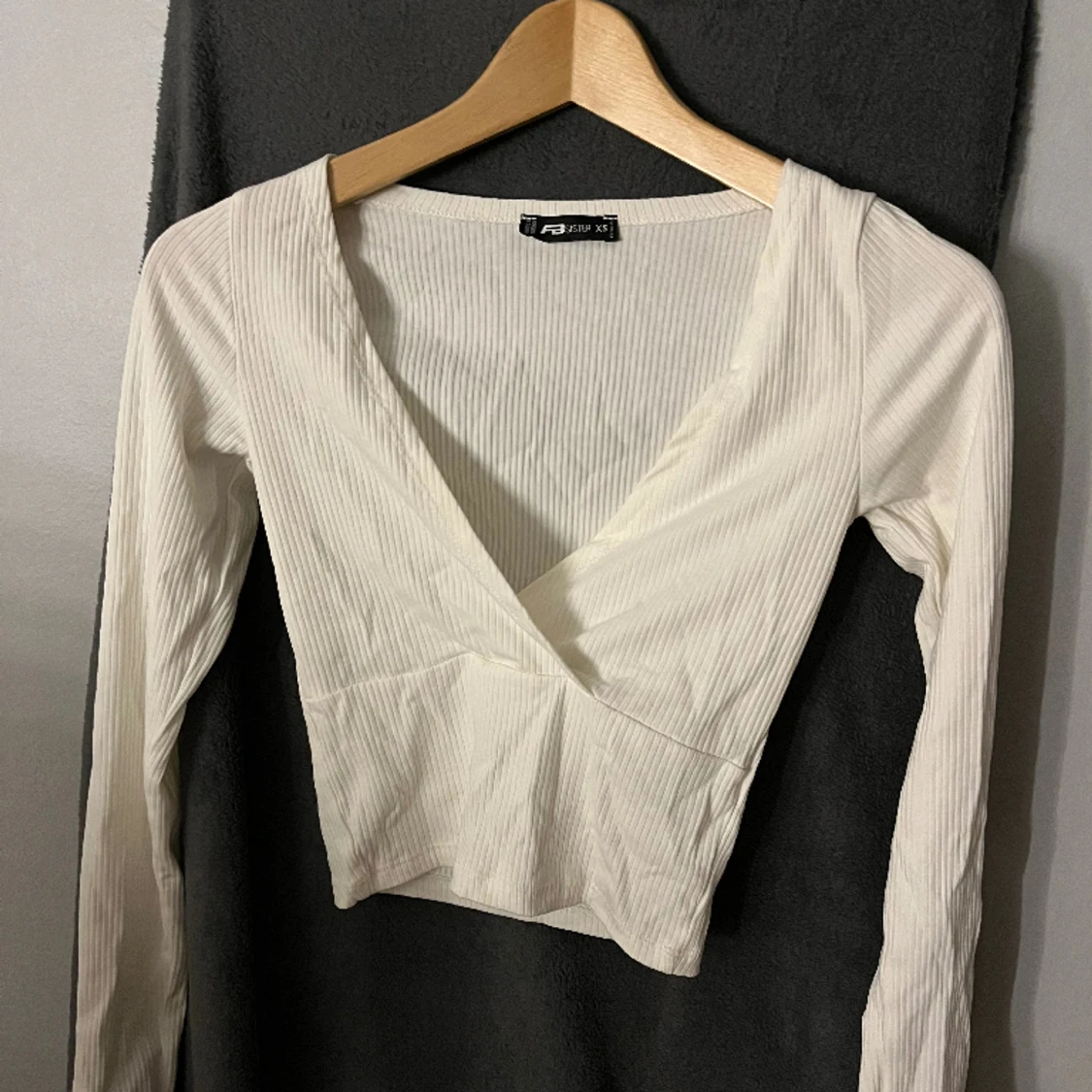 Långärmad v ringad topp🤍 - 90