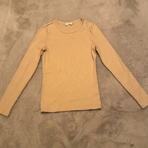 Tight tröja - Säljer denna tröja som är köpt för 300 på Gina. Pris går alltid att diskuteras! 💞 Står ej för frakten.