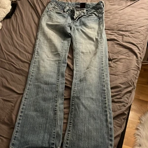 Low Waist vintage jeans - Säljer dessa skitsnygga jeansen som inte går o få tag på . Passar de som har w25 i storlek och är 32 i längd. Så i  storlek 32/34. Säljer då de är försmå för mig. Kan tyvärr inte ta bild med de på eftersom de är försmå. Kan inte köpas i butik!