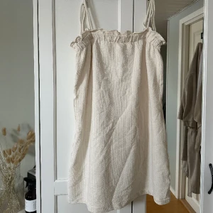 Klänning - Jätte fin beige sommar/strand klänning från H&M, helt oanvänd så i nyskick, nypris 199 kr 🤗