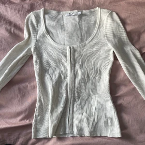 Långärmad topp, ida carlsson x nakd - Supersöt topp ifrån nakd, använd ett fåtal gånger. Toppen passar s/m, sitter verkligen jättefint😍