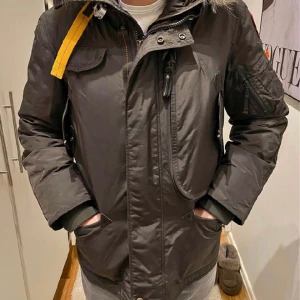 Parajumper storlek M - Hej!   Säljer nu min Parajumpers right hand masterpiece parka i färgen ”bush”.  Storlek: M (sitter som en M/S) Inköpt hos CareofCarl, Använd i gott skick.  Kan skickas, fraktkostnad betalar köpare.  Bara swish