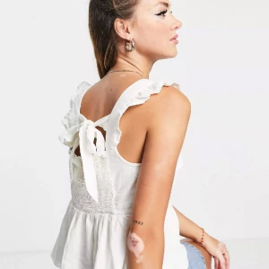 Vitt linne - Helt slutsålt linne från new look. Bra kvalitet och supersnygg men säljer för att den inte passar längre💕 Priset kan diskuteras💕