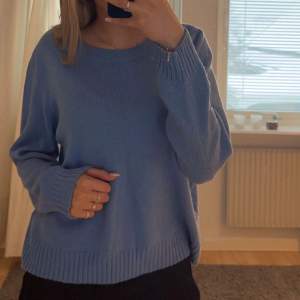Stickad tröja i fin blå färg 🩷💘knappt använd! 89 kr + frakt Storlek L men sitter som s/m
