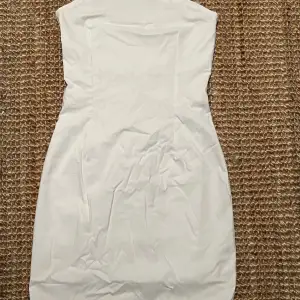Klänning från Bikbok, storlek XS Endast testad därav är lapparna kvar med band till klänningen. 